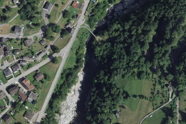 Luftbild des Kartenstandorts von Schwimmbad in Cevio in Cevio