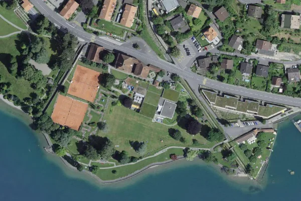 Luftbild des Kartenstandorts von Hallen- und Freibad Oberhofen in Oberhofen am Thunersee