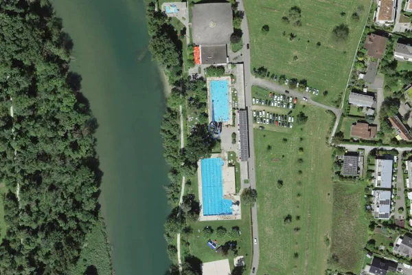 Luftbild des Kartenstandorts von Frei- und Hallenbad Brugg in Brugg