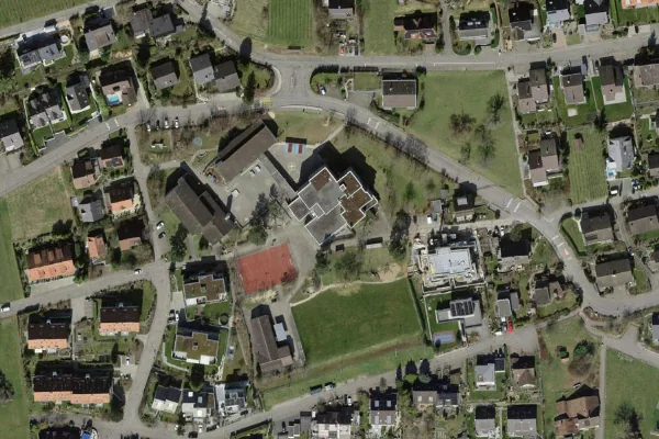 Luftbild des Kartenstandorts von Schwimmbad Schulhaus Zihl in Buchs (ZH)