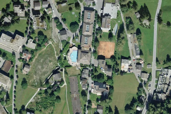 Luftbild des Kartenstandorts von Walliser Alpentherme & Spa Leukerbad in Leukerbad