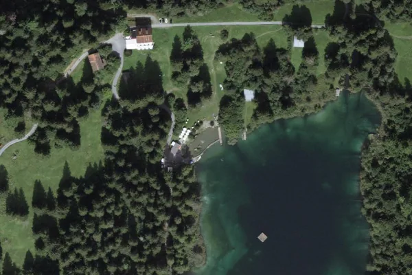 Luftbild des Kartenstandorts von Naturbad Crestasee in Flims