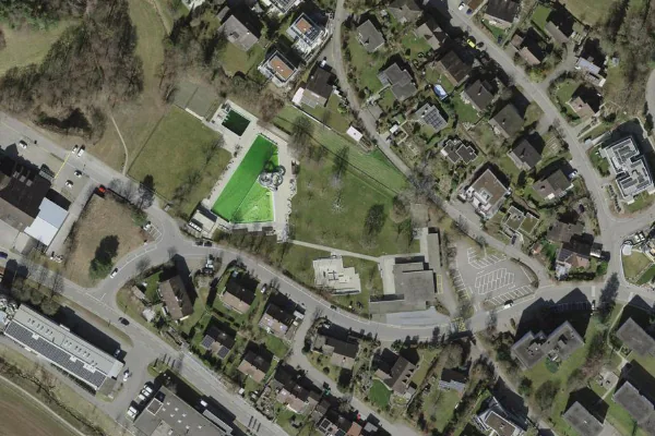 Luftbild des Kartenstandorts von Freibad Eisweiher Hinwil in Hinwil