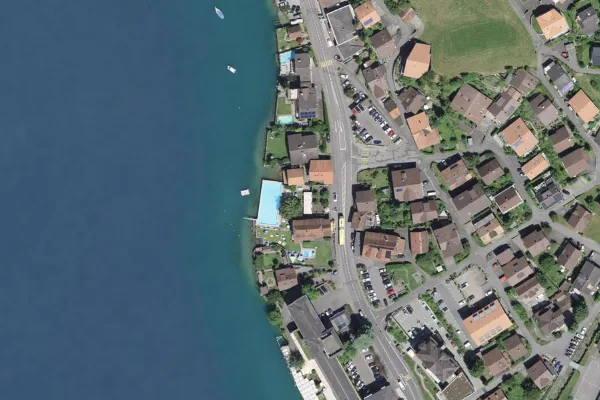 Luftbild des Kartenstandorts von See- und Schwimmbad Merligen in Sigriswil