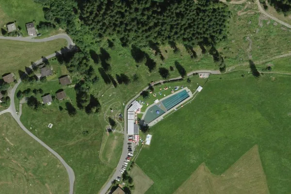 Luftbild des Kartenstandorts von Schwimmbad Pany in Luzein
