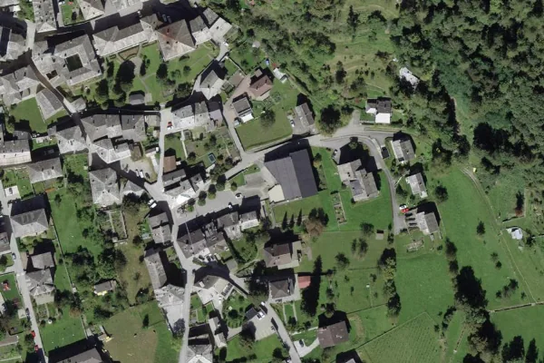 Luftbild des Kartenstandorts von Schwimmbad in Poschiavo in Poschiavo