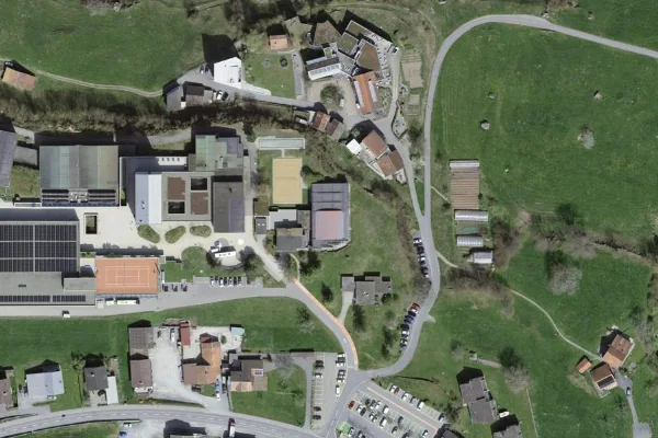 Luftbild des Kartenstandorts von Schwimmbad in Glarus Nord in Glarus Nord