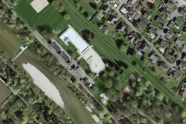 Luftbild des Kartenstandorts von Schwimm- und Freizeitanlage Schachen, Kirchberg in Kirchberg (BE)
