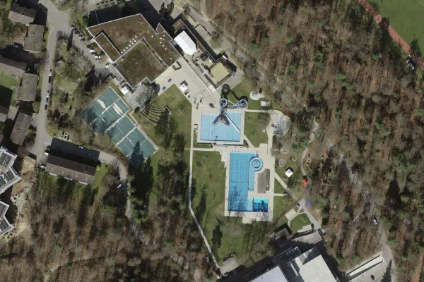 Luftbild des Kartenstandorts von Hallen- und Freibad Schluefweg in Kloten