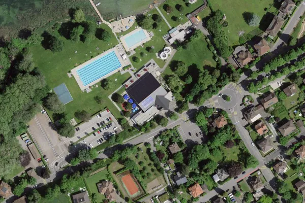 Luftbild des Kartenstandorts von Hallenbad Murten in Murten