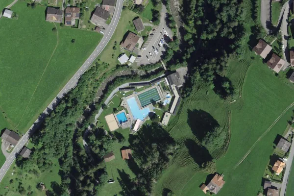 Luftbild des Kartenstandorts von Schwimmbad Zweisimmen in Zweisimmen