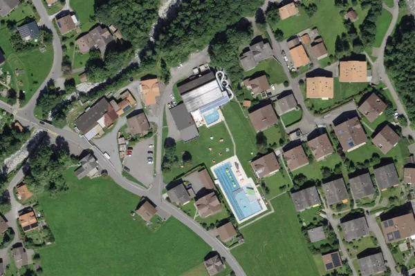 Luftbild des Kartenstandorts von Erlebnisbad Wallbach in Lenk