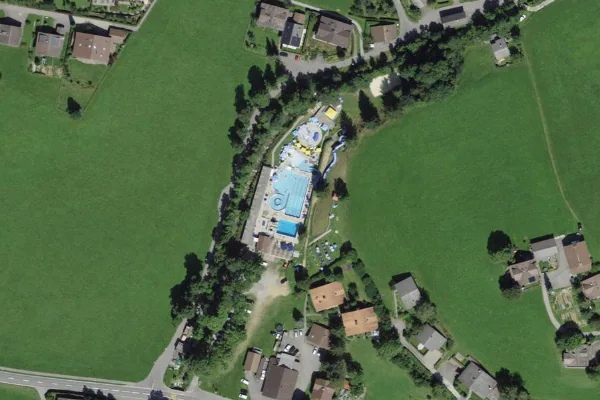 Luftbild des Kartenstandorts von Freibad Saanen in Saanen