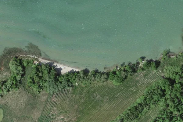 Luftbild des Kartenstandorts von Strand von Petite Amérique in Yvonand