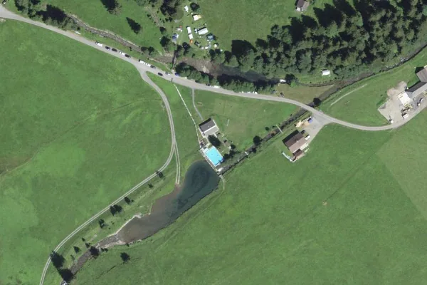 Luftbild des Kartenstandorts von Schwimmbad Obersee in Glarus Nord