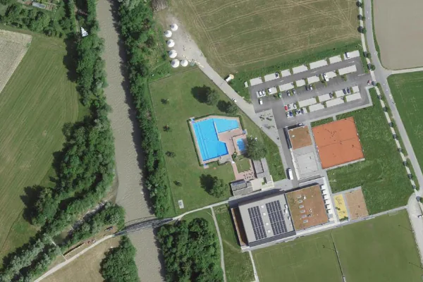 Luftbild des Kartenstandorts von Piscine communale de Broc in Broc