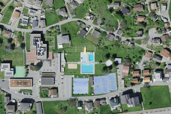 Luftbild des Kartenstandorts von Schwimm- und Freizeitbad in Naters in Naters