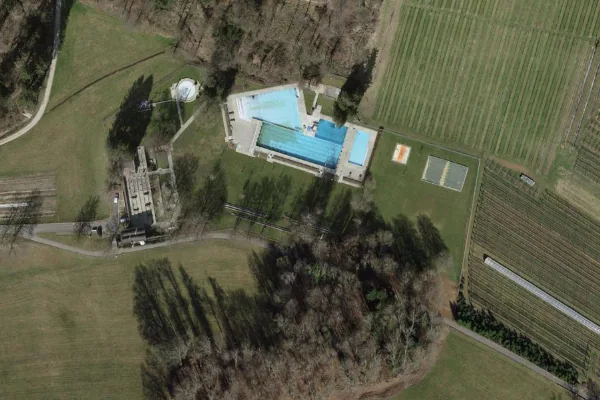 Luftbild des Kartenstandorts von Freibad Zwischen den Hölzern in Oberengstringen