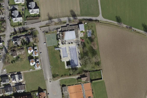 Luftbild des Kartenstandorts von Hallen- und Freibad Embrach in Embrach