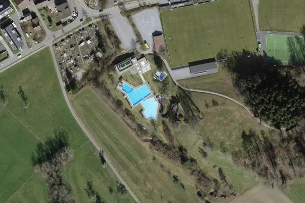 Luftbild des Kartenstandorts von Schwimmbad Eichbüel in Oetwil am See