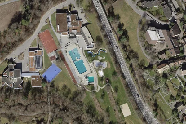 Luftbild des Kartenstandorts von Hallen- und Freibad Juch in Zumikon
