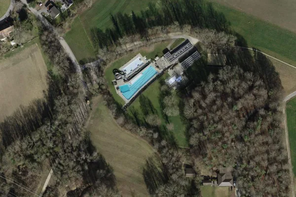 Luftbild des Kartenstandorts von Schwimmbad Sandhöli in Niederweningen