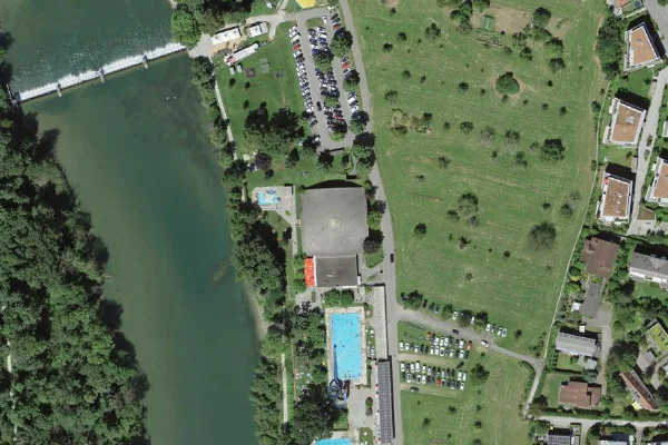 Luftbild des Kartenstandorts von Hallenbad Brugg in Brugg