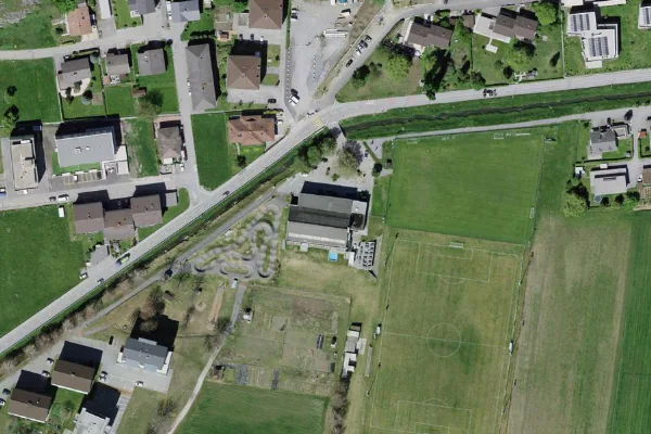 Luftbild des Kartenstandorts von Hallenbad Steg in Steg VS