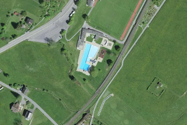 Luftbild des Kartenstandorts von Schwimmbad Wyden Schwanden in Glarus Süd