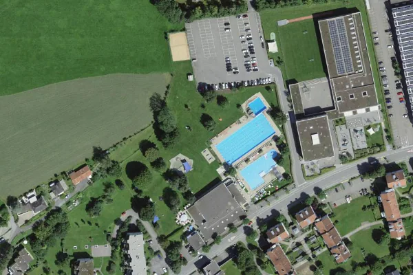 Luftbild des Kartenstandorts von Hallen- und Freibad Wittenbach in Wittenbach