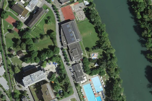 Luftbild des Kartenstandorts von Hallenbad Isenlauf in Bremgarten AG