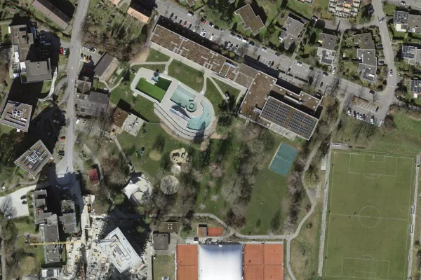 Luftbild des Kartenstandorts von Hallen- und Freibad Tal in Adliswil