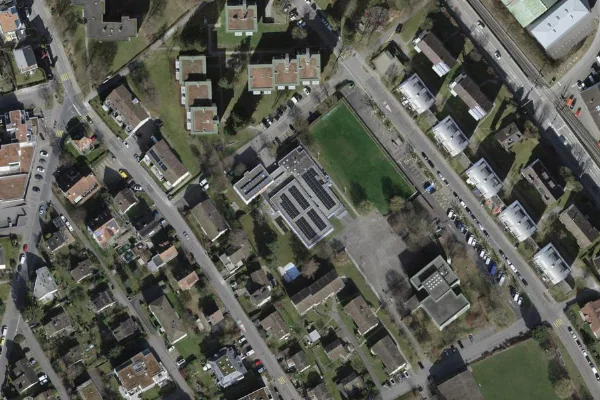 Luftbild des Kartenstandorts von Hallenbad Langnau in Langnau am Albis