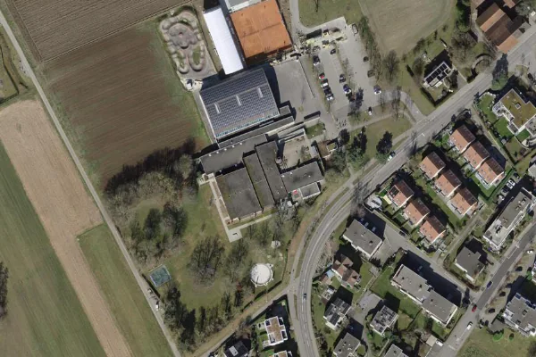 Luftbild des Kartenstandorts von Hallenbad Heuel in Rümlang
