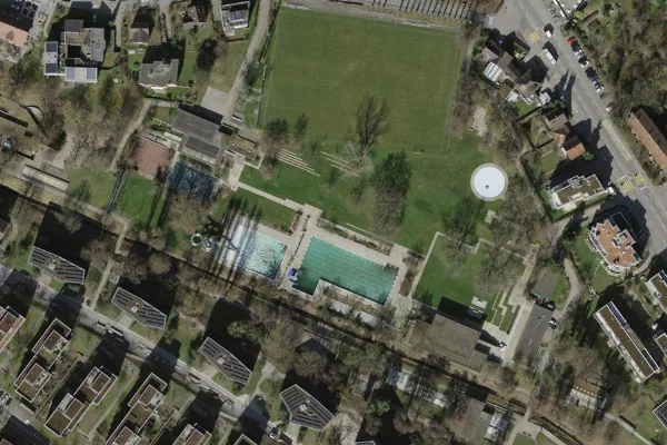 Luftbild des Kartenstandorts von Freibad Seebach in Zürich
