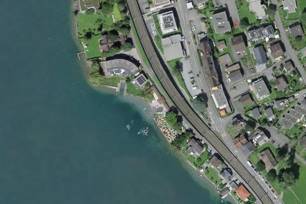 Luftbild des Kartenstandorts von Strandbad Flüelen in Flüelen