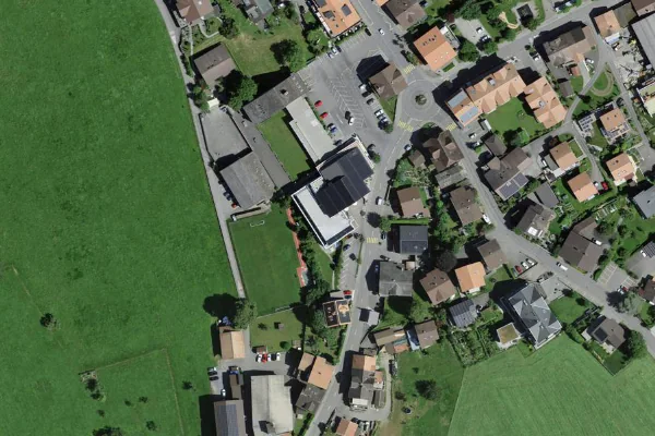 Luftbild des Kartenstandorts von Schwimmbad in Aeschi bei Spiez in Aeschi bei Spiez