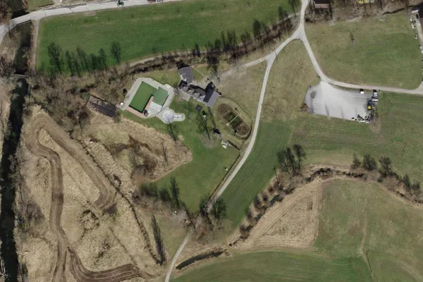 Luftbild des Kartenstandorts von Naturbad Maschwanden in Maschwanden