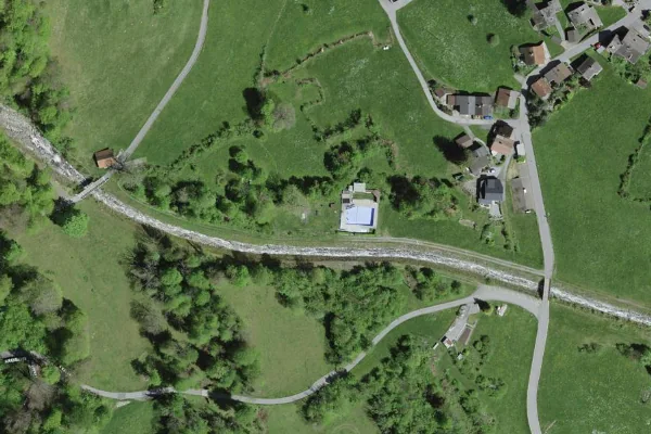 Luftbild des Kartenstandorts von Bergbadi Schwändi in Glarus Süd