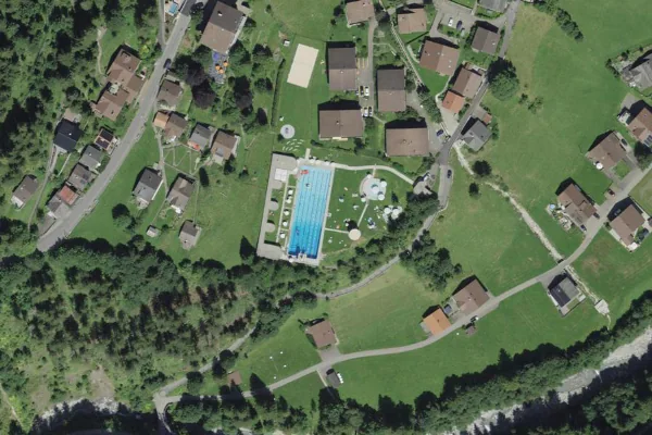 Luftbild des Kartenstandorts von Panorama-Schwimmbad Gruebi in Adelboden