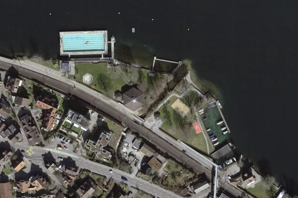 Luftbild des Kartenstandorts von Strand und Sportbad Käpfnach in Horgen