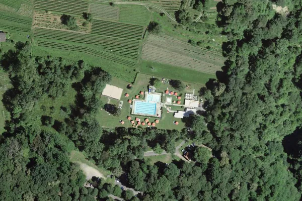 Luftbild des Kartenstandorts von Schwimmbad in Tresa in Tresa