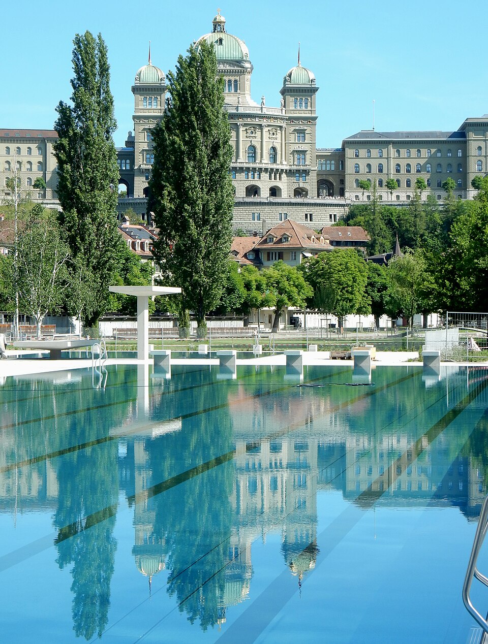 Becken des Marzilibads mit Spiegelung des Bundeshauses im Mai 2026