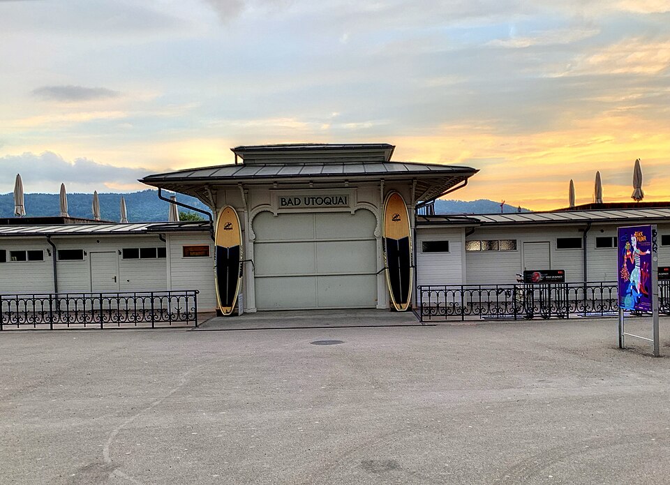 Eingangsgebäude des Seebads Utoquai in Zürich bei Abendlicht