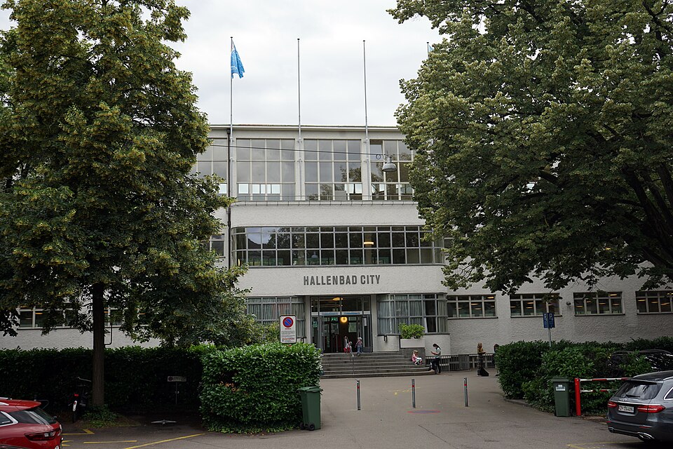 Fassade und Eingang des Hallenbads City in Zürich