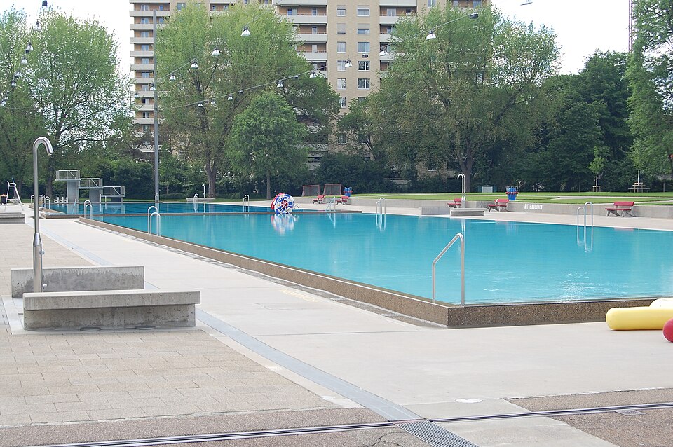 Schwimmbecken und Sprungturm im Gartenbad Eglisee in Basel