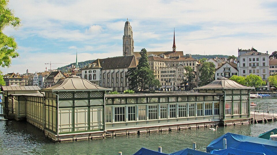 Frauenbad am Stadthausquai in Zürich vom Wasser aus
