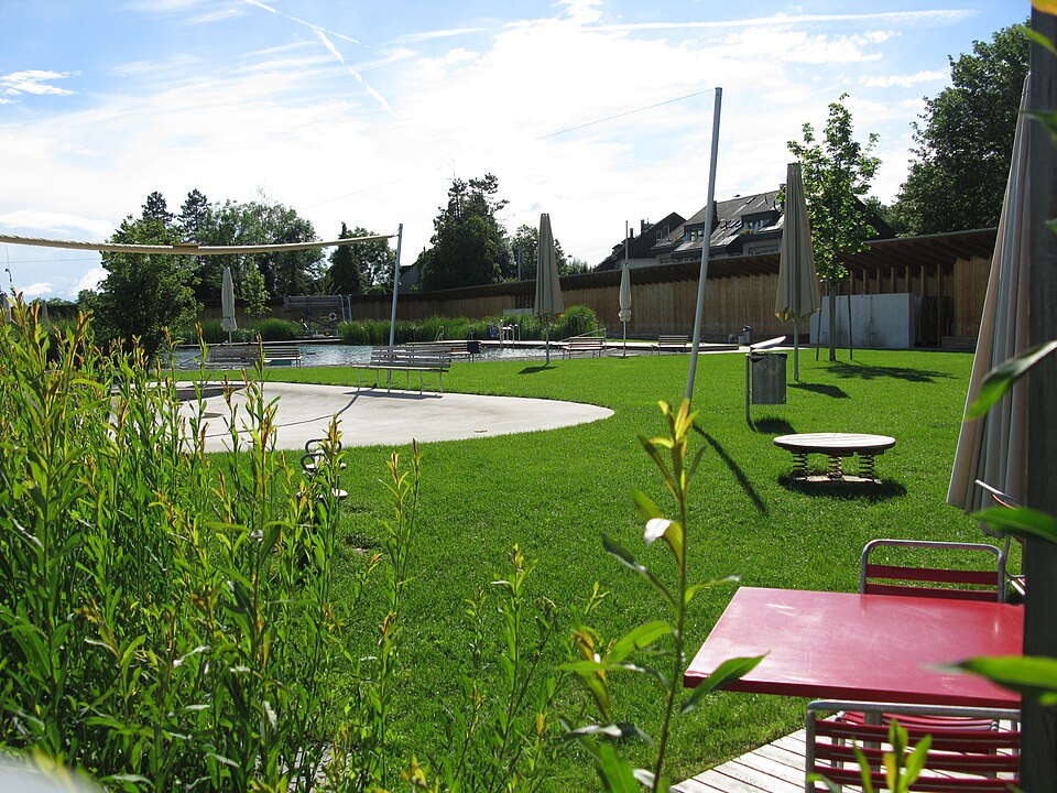 Liegewiese und Beckenanlage des Naturbads Riehen